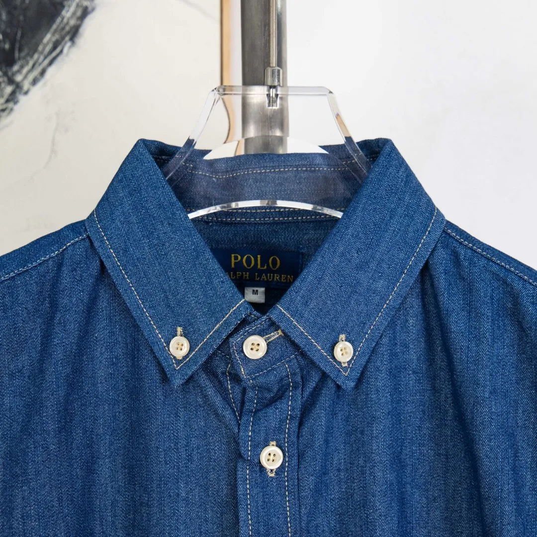 P270 💰zp version [Exclusive supply] Ralph Lauren/Ralph Lauren classic color small label couple's washed denim long-sleeved shirt 1️⃣ Made of high-quality denim fabric, the upper body is soft and comfortable, extremely delicate, has a solid, smooth and soft feel, and the fabric does not wrinkle, and the feel is invincible. The details are handled perfectly! 2️⃣Adopting the washing process, the workmanship details are perfectly controlled. They are all hemmed with vest technology, and the insides of the sleeves are also used. Different from the four-needle and five-thread workmanship, the collars are also all designed with interlining, showing high-end fashion and individuality, and the style is fashionable, simple and elegant! 3️⃣It is very youthful and energetic, and can be easily worn by both men and women. It is very in line with the fashion aesthetic concepts of today's young people!  Color: light blue dark blue Size: S M L XL Number: SG10487